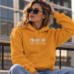 I’m Not 40 Hoodie – Turuncu – model üzerinde ön görünüm
