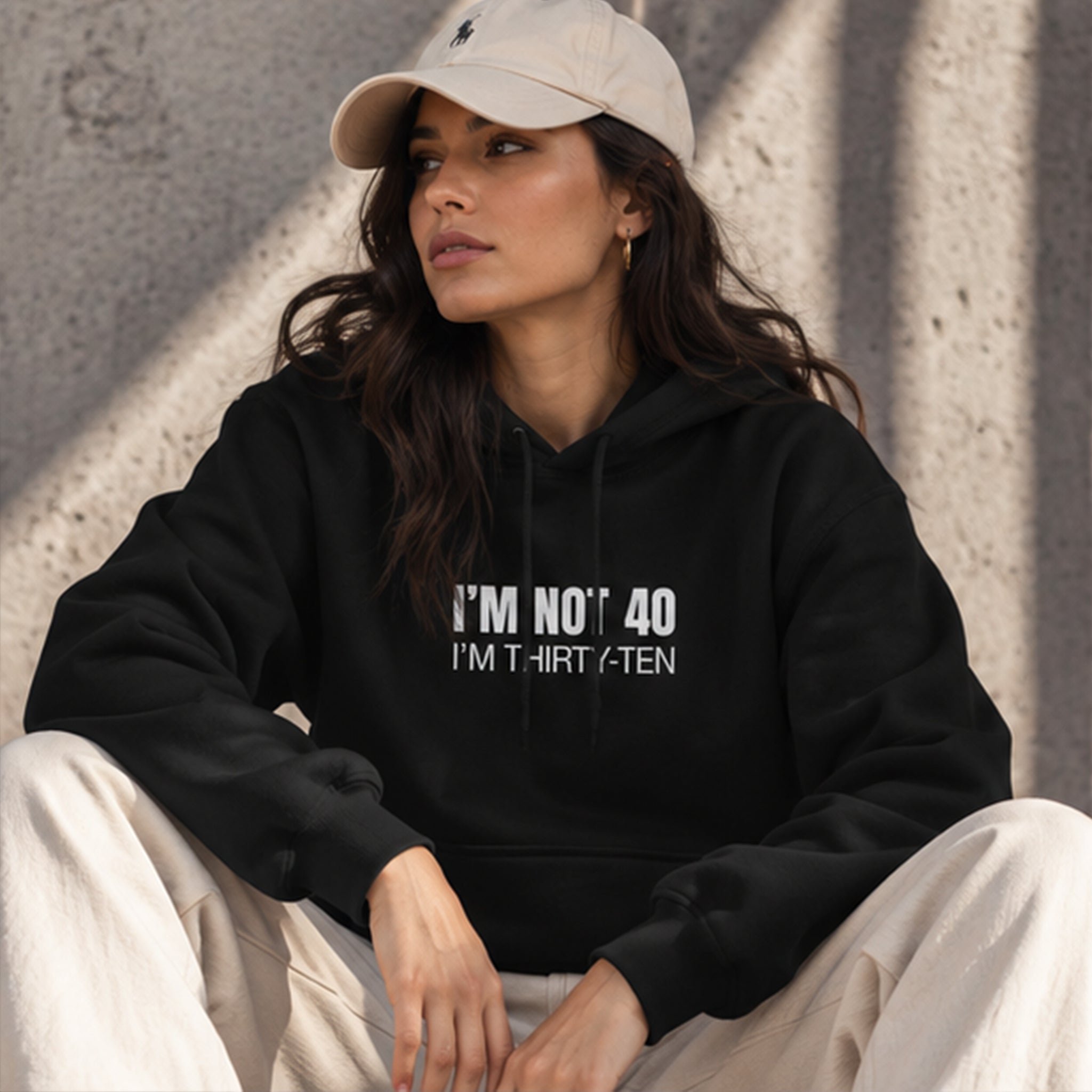 I’m Not 40 Hoodie – Siyah – model üzerinde ön görünüm