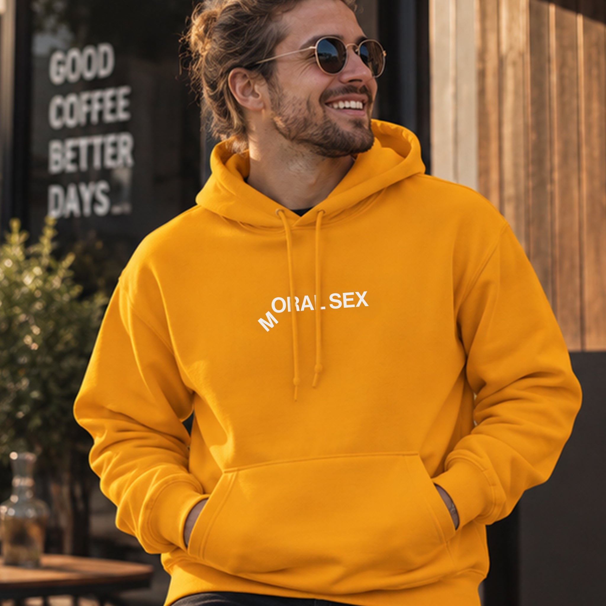 Moral Sex Hoodie – Turuncu – model üzerinde ön görünüm