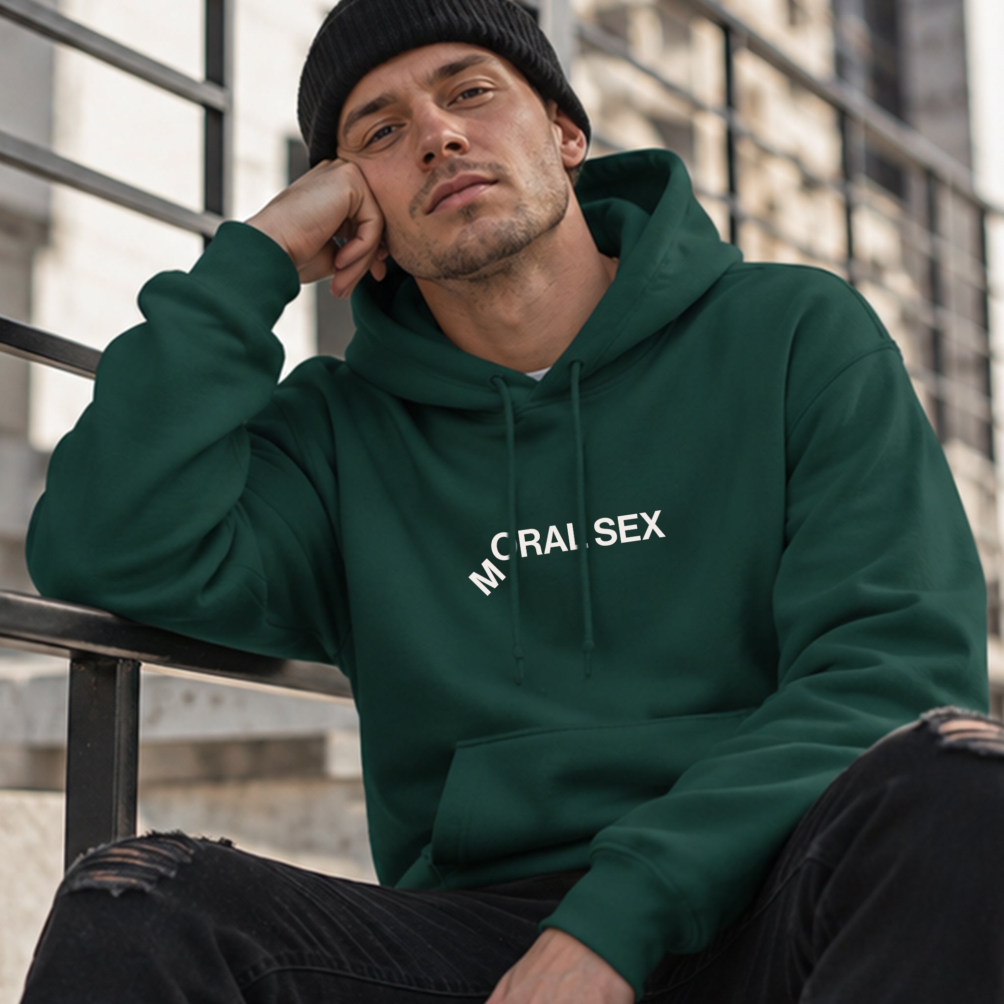 Moral Sex Hoodie – Koyu Yeşil – model üzerinde ön görünüm