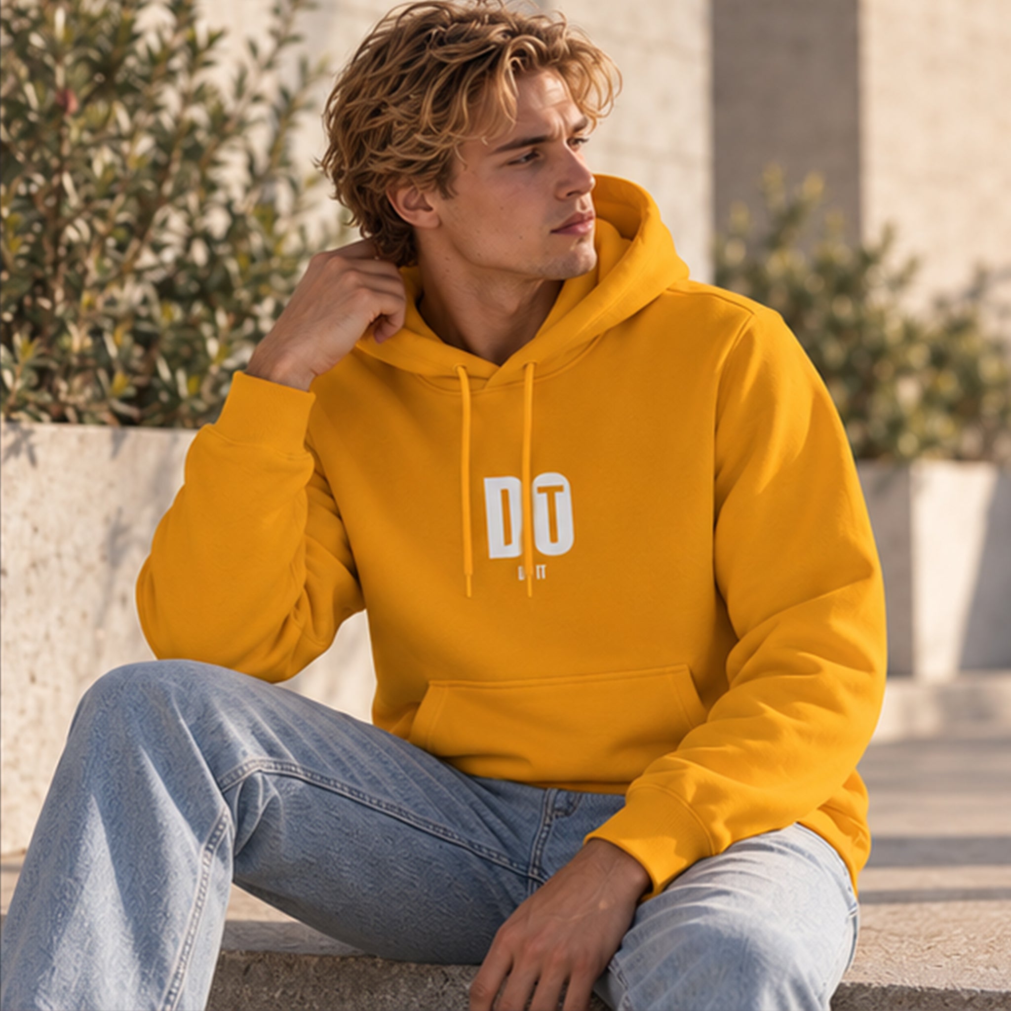 DO IT Hoodie – Turuncu – model üzerinde ön görünüm