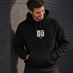 DO IT Hoodie – Siyah – model üzerinde ön görünüm