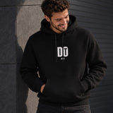 DO IT Hoodie – Siyah – model üzerinde ön görünüm