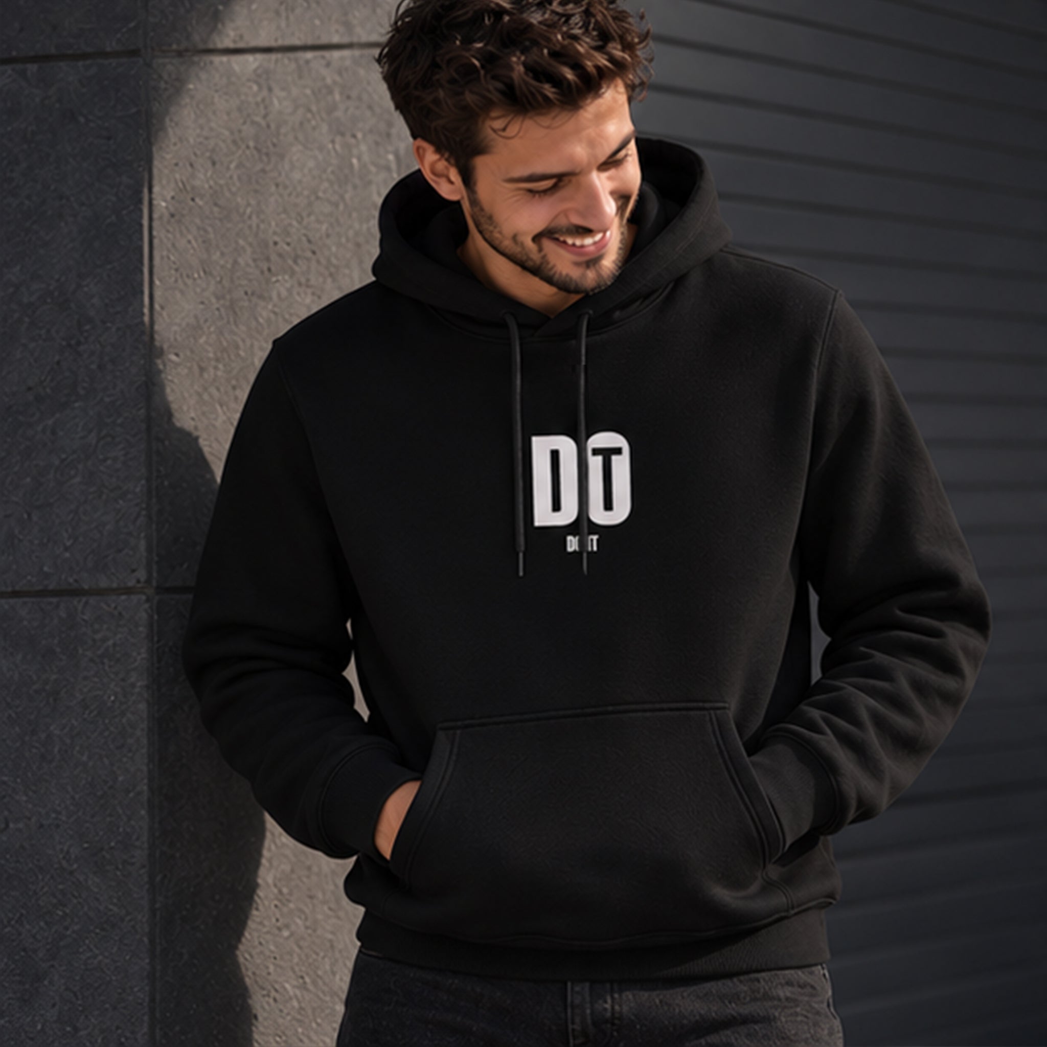 DO IT Hoodie – Siyah – model üzerinde ön görünüm