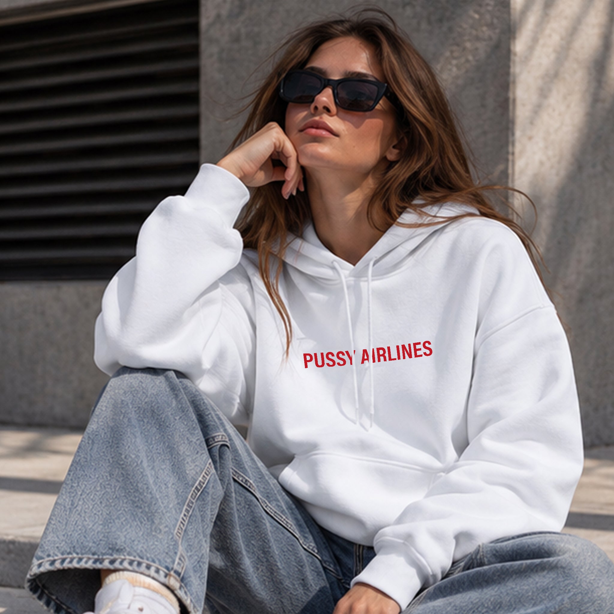 Pussy Airlines Hoodie – Beyaz – model üzerinde ön görünüm