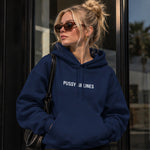 Pussy Airlines Hoodie – Lacivert – model üzerinde ön görünüm