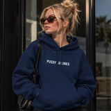 Pussy Airlines Hoodie – Lacivert – model üzerinde ön görünüm