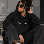 Pussy Airlines Hoodie – Siyah – model üzerinde ön görünüm