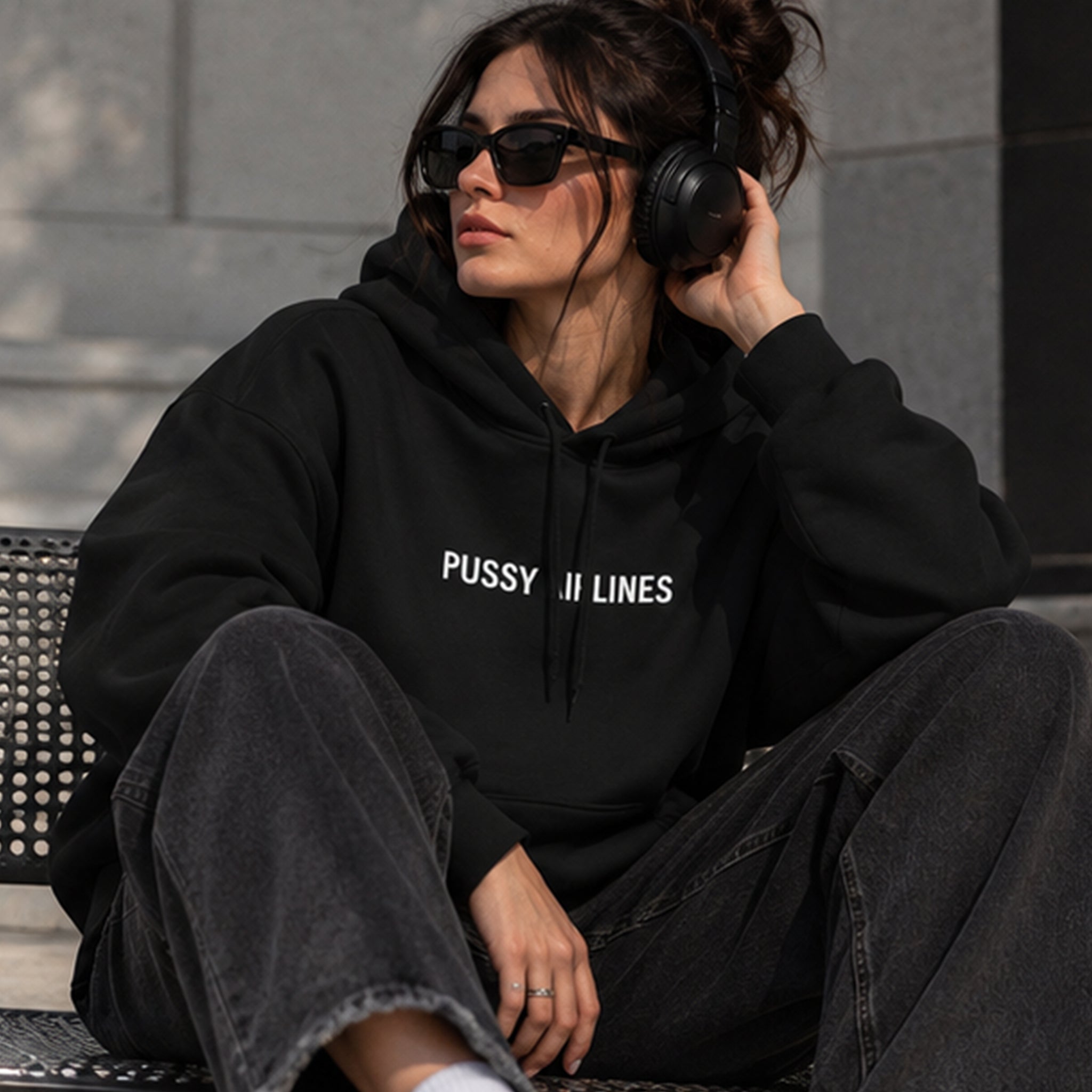 Pussy Airlines Hoodie – Siyah – model üzerinde ön görünüm