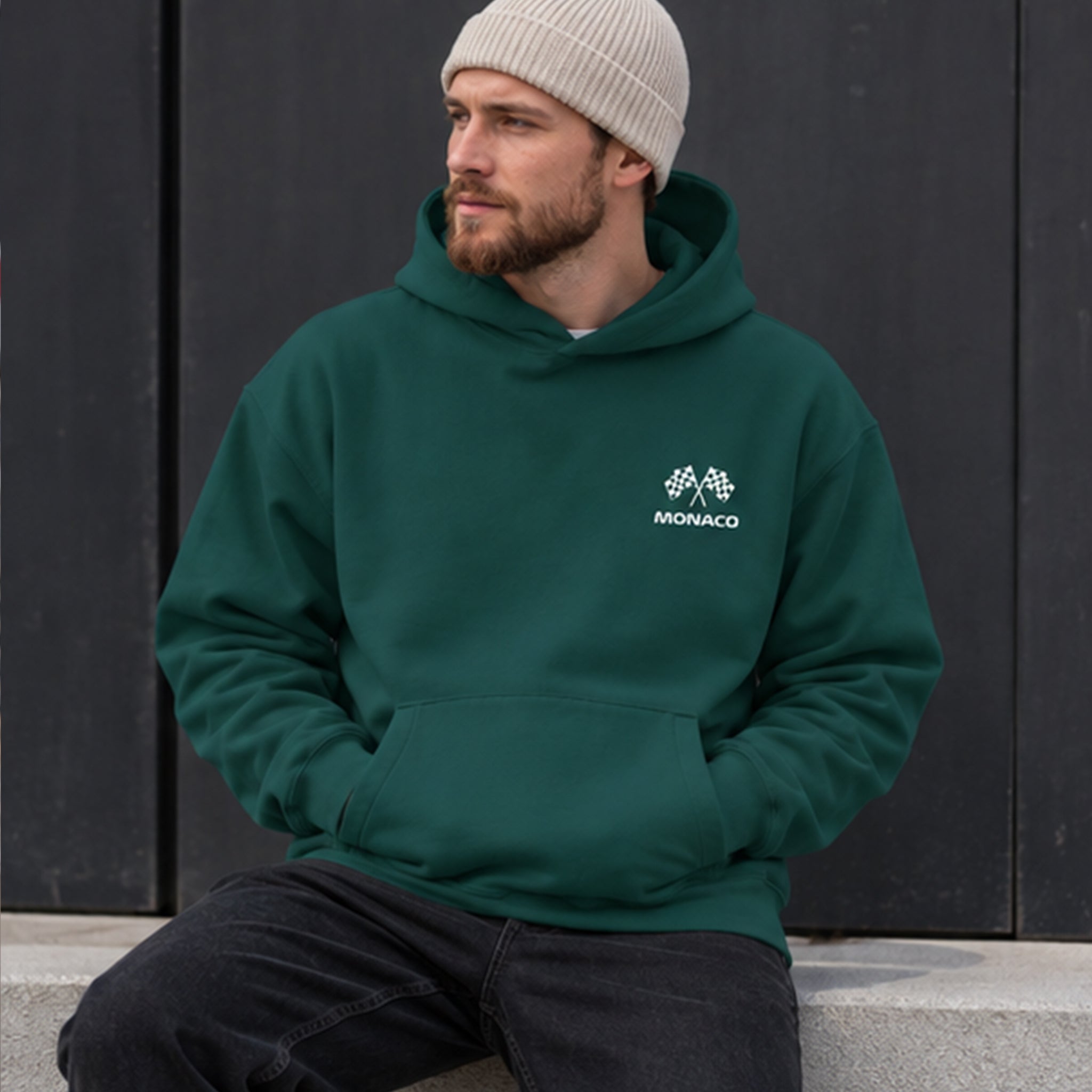 Monaco Grand Prix Hoodie – Koyu Yeşil – model üzerinde ön görünüm