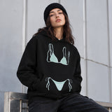 Blue Bikini Oversize Hoodie – Siyah – model üzerinde ön görünüm