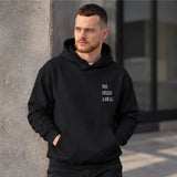 We Need A Hug Hoodie – Siyah – model üzerinde ön görünüm
