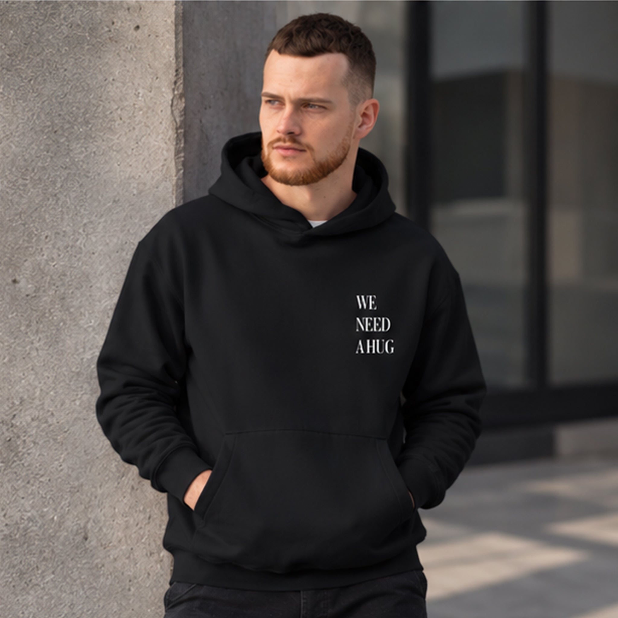 We Need A Hug Hoodie – Siyah – model üzerinde ön görünüm