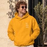 We Need A Hug Hoodie – Turuncu – model üzerinde ön görünüm