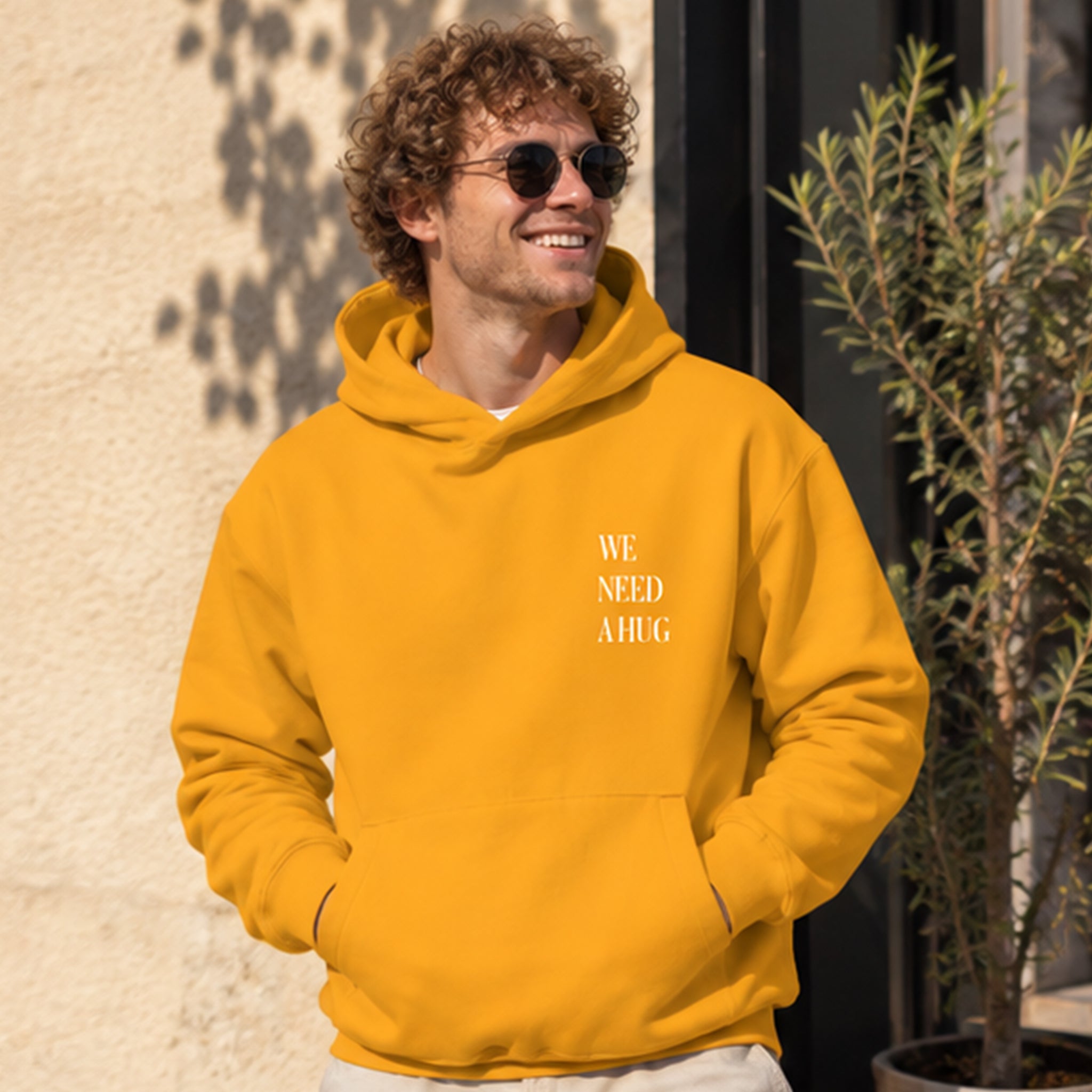We Need A Hug Hoodie – Turuncu – model üzerinde ön görünüm