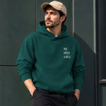We Need A Hug Hoodie – Koyu Yeşil – model üzerinde ön görünüm