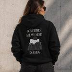 We Need A Hug Hoodie – Siyah – model üzerinde arka görünüm