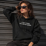 Drama Queen Hoodie – Siyah – model üzerinde ön görünüm