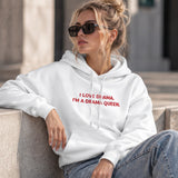 Drama Queen Hoodie – Beyaz – model üzerinde ön görünüm