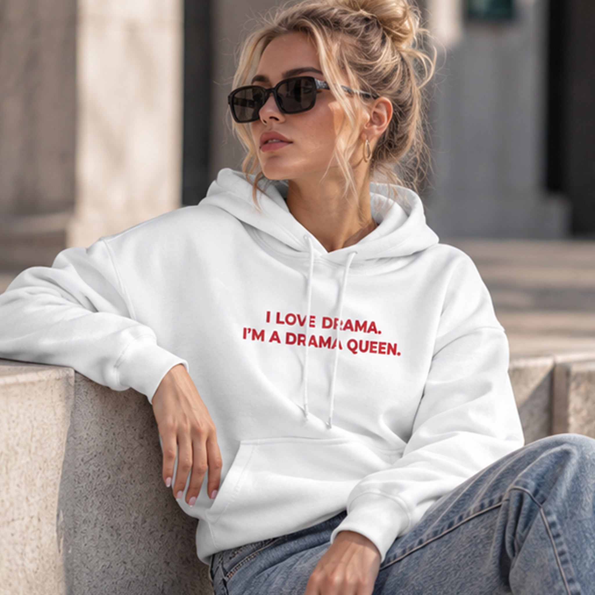 Drama Queen Hoodie – Beyaz – model üzerinde ön görünüm