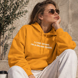 Drama Queen Hoodie – Turuncu – model üzerinde ön görünüm