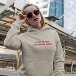 Drama Queen Hoodie – Krem – model üzerinde ön görünüm