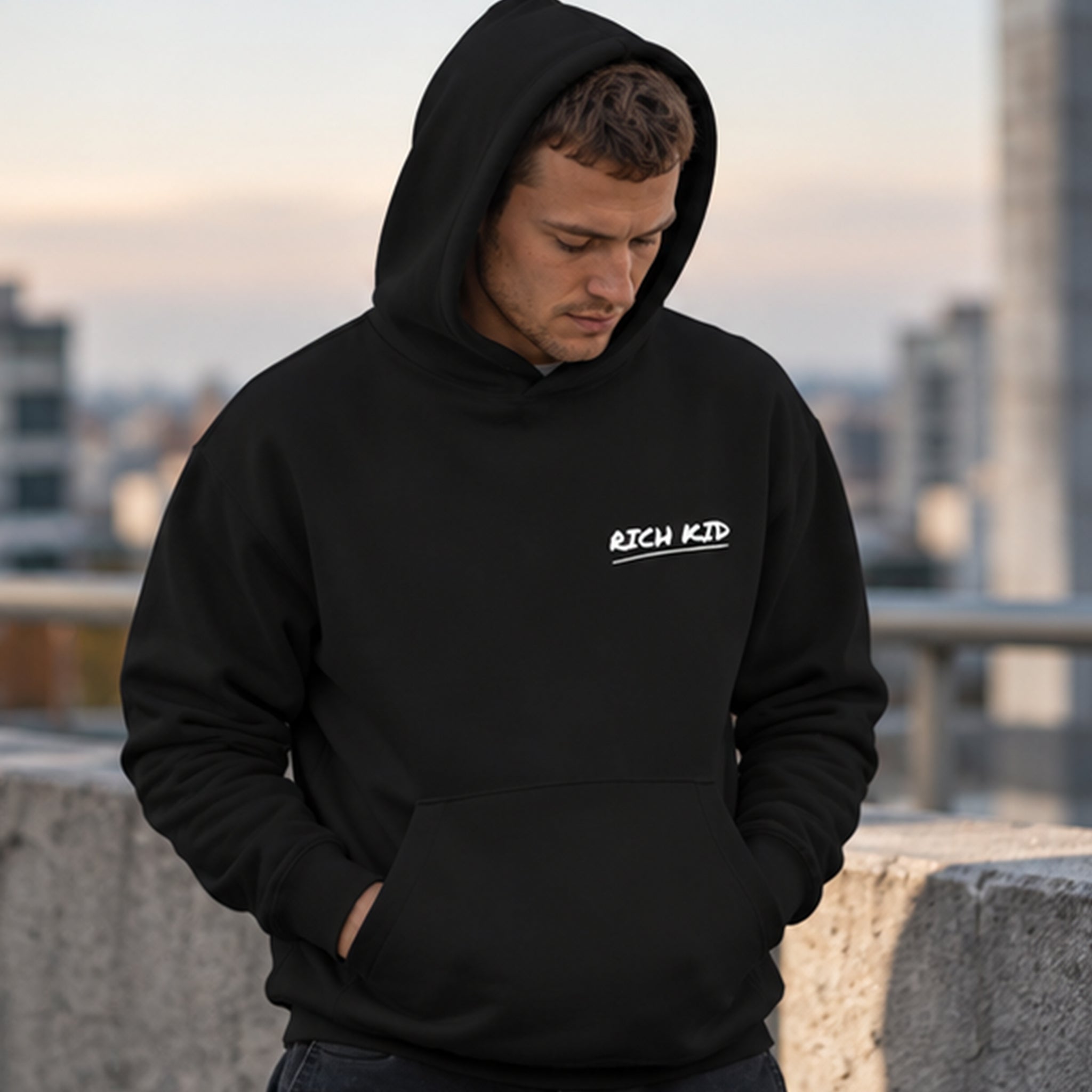 Summer Is Cool If You're Rich Hoodie – Siyah – model üzerinde ön görünüm