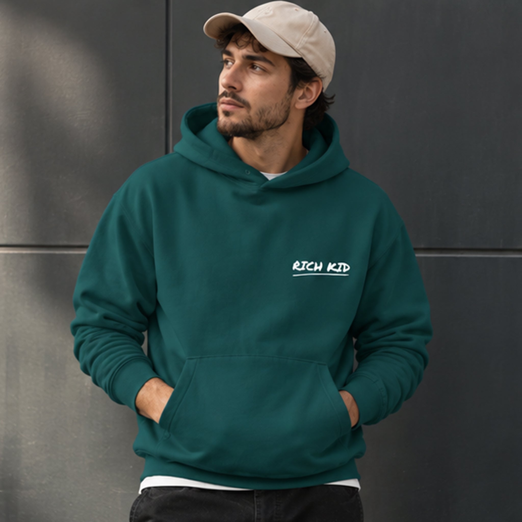 Summer Is Cool If You're Rich Hoodie – Koyu Yeşil – model üzerinde ön görünüm