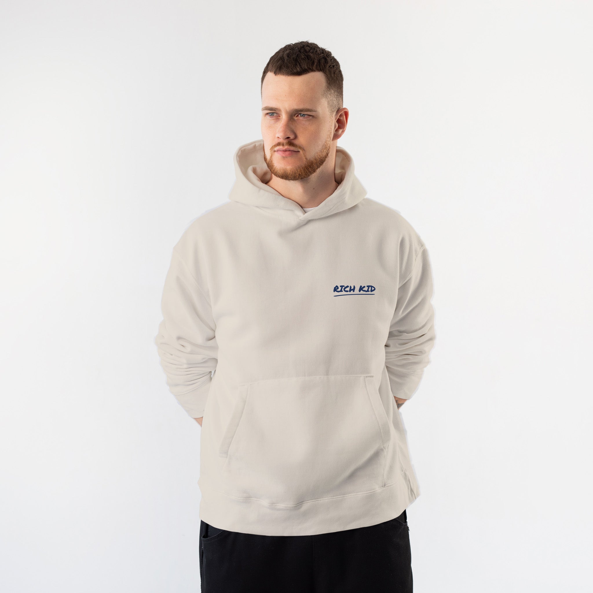 Summer Is Cool If You're Rich Hoodie – Krem – model üzerinde ön görünüm