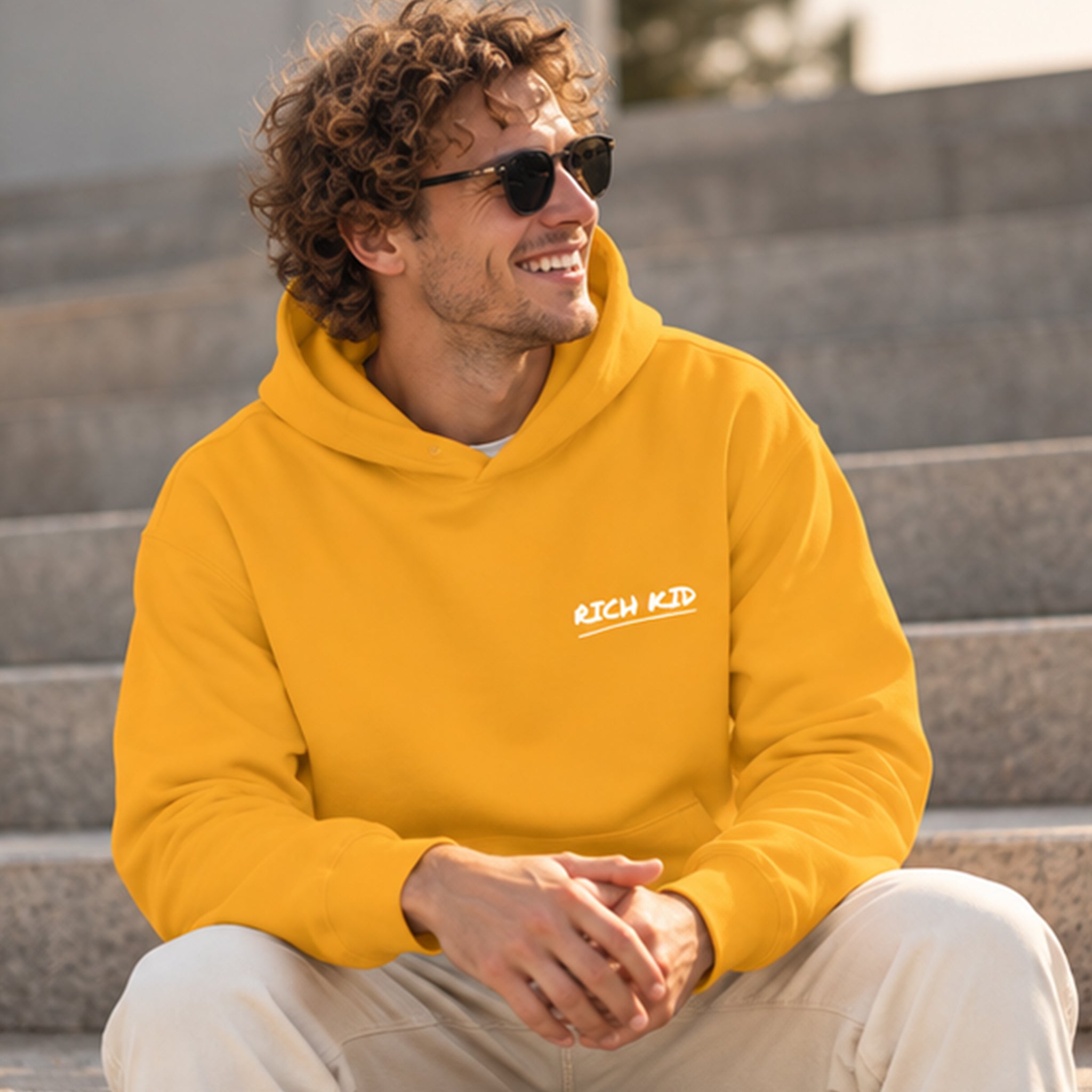 Summer Is Cool If You're Rich Hoodie – Turuncu – model üzerinde ön görünüm