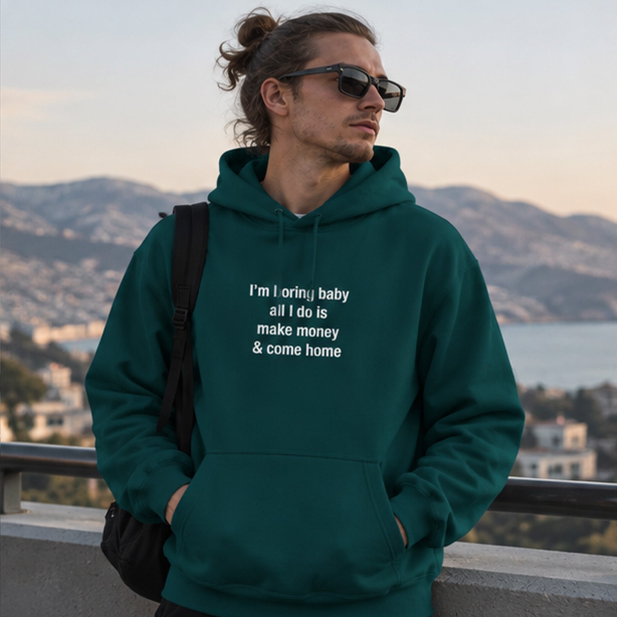 I’m Boring Baby Hoodie – Koyu Yeşil – model üzerinde ön görünüm