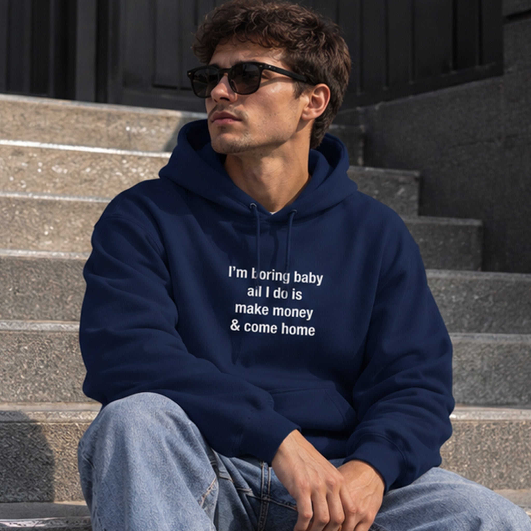 I’m Boring Baby Hoodie – Lacivert – model üzerinde ön görünüm