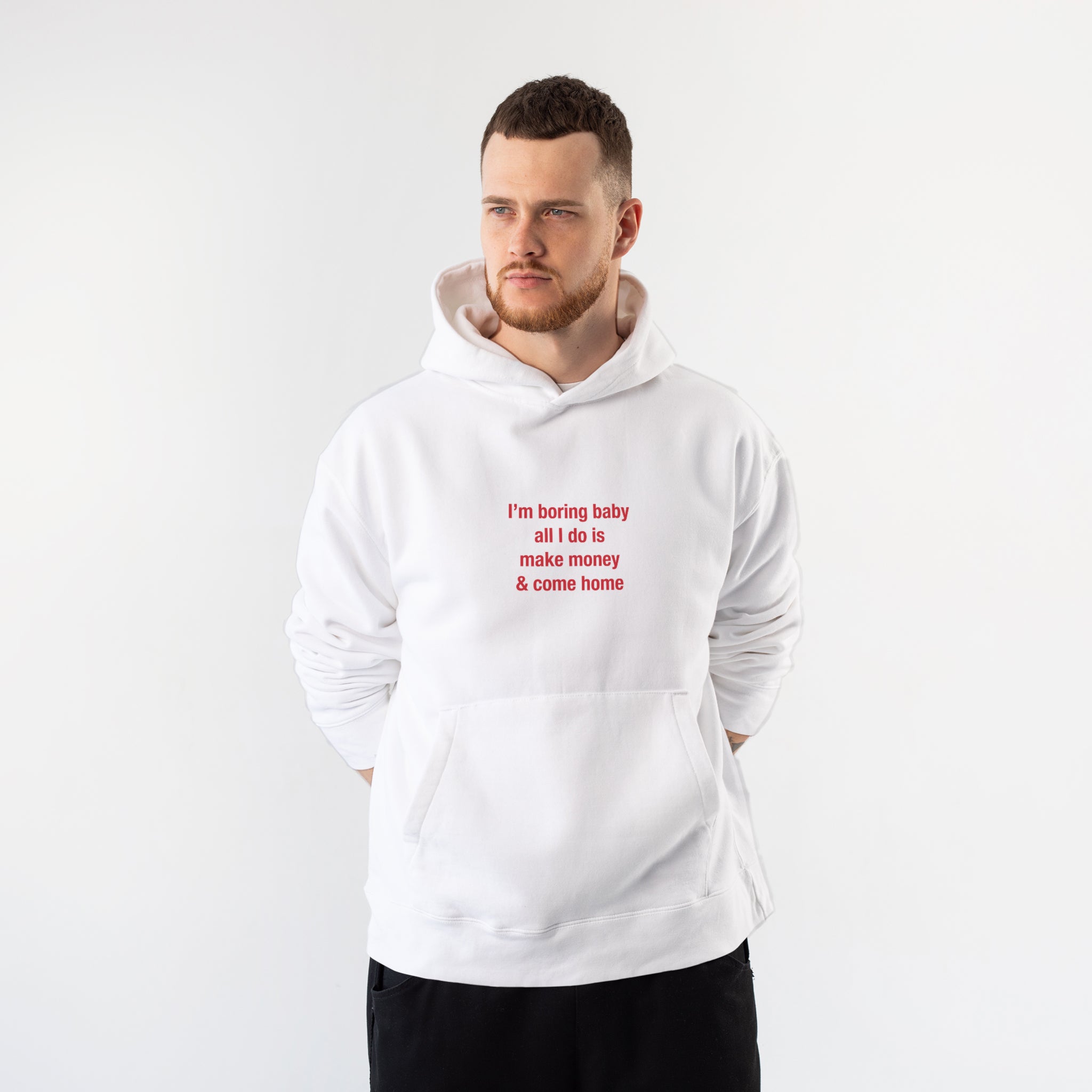 I’m Boring Baby Hoodie – Beyaz – model üzerinde ön görünüm