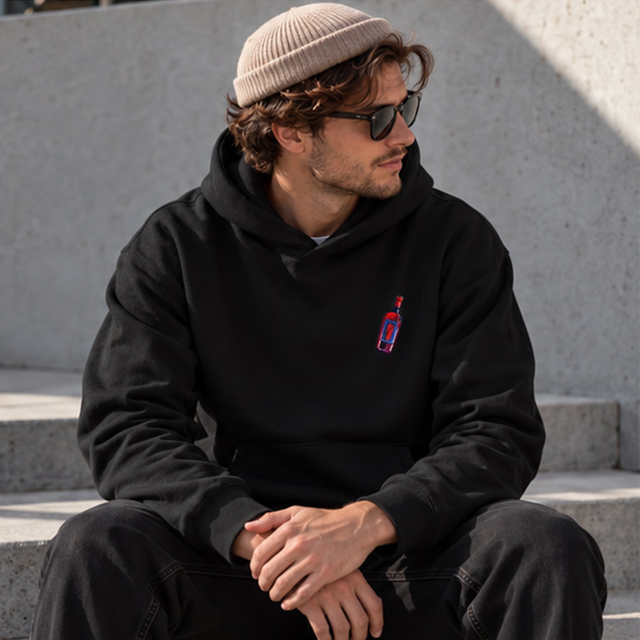 Pasta Sex Wine Hoodie – Siyah – model üzerinde ön görünüm