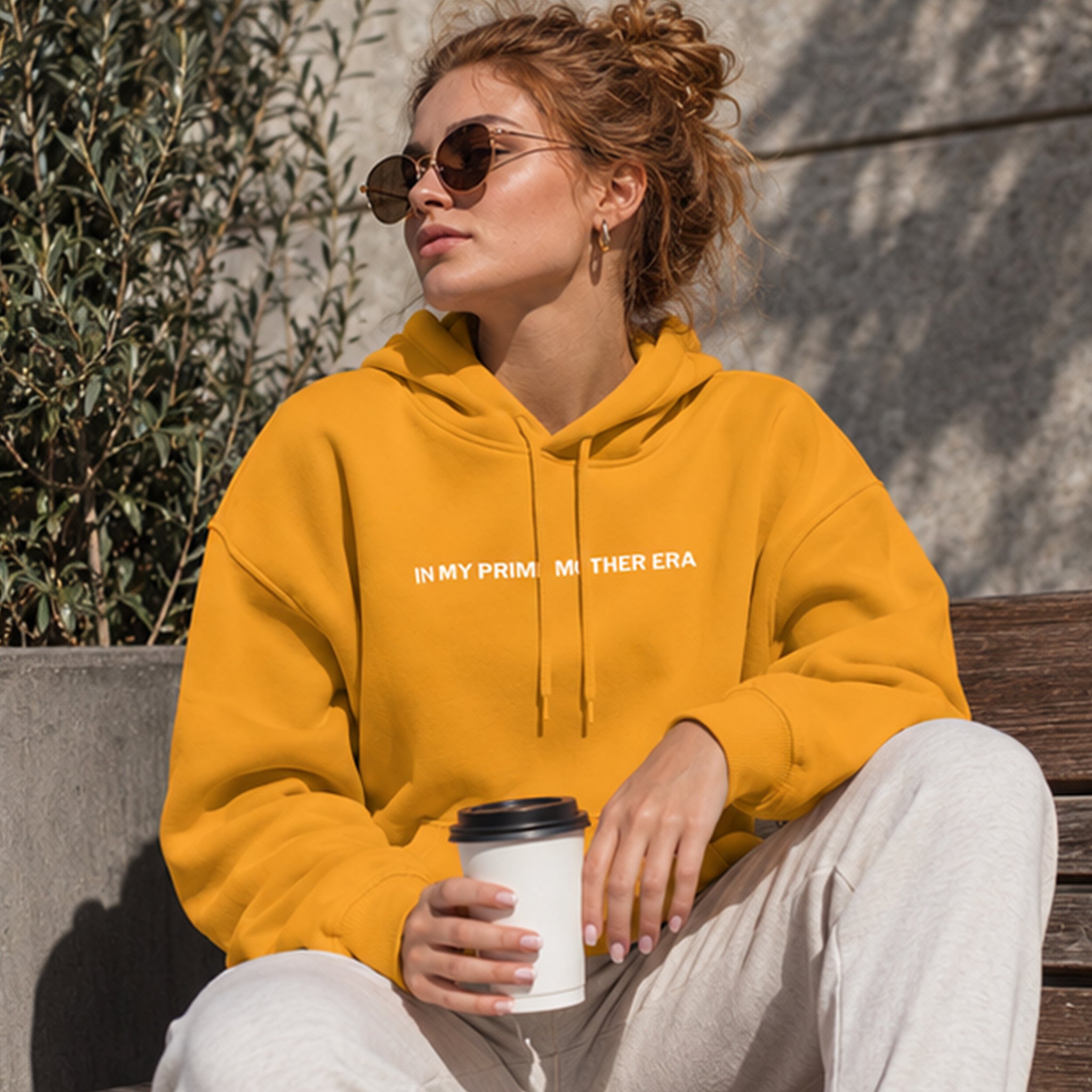 In My Prime Mother Era Hoodie – Turuncu – model üzerinde ön görünüm