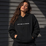 In My Prime Mother Era Hoodie – Siyah – model üzerinde ön görünüm