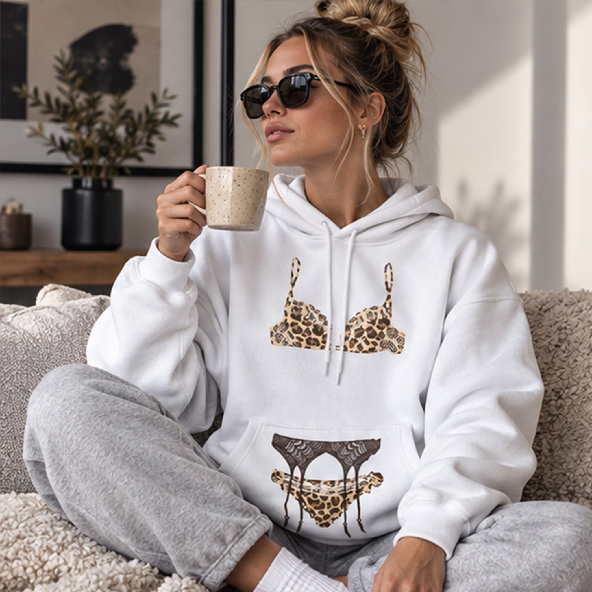 Noir Seduce – Leopard Hoodie – Beyaz – model üzerinde ön görünüm