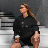 Sexy People Overthink Hoodie – Siyah – model üzerinde ön görünüm