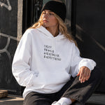 Sexy People Overthink Hoodie – Beyaz – model üzerinde ön görünüm