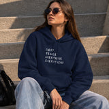 Sexy People Overthink Hoodie – Lacivert – model üzerinde ön görünüm