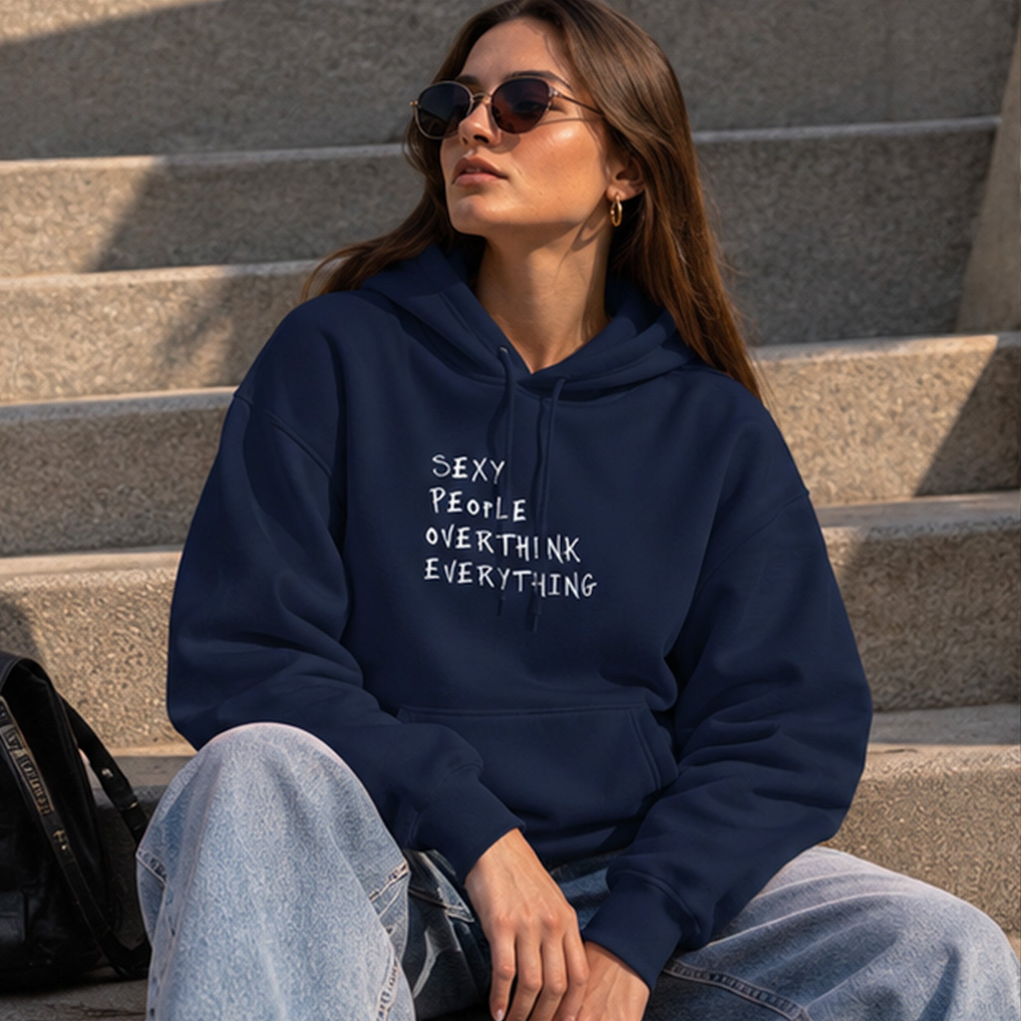 Sexy People Overthink Hoodie – Lacivert – model üzerinde ön görünüm