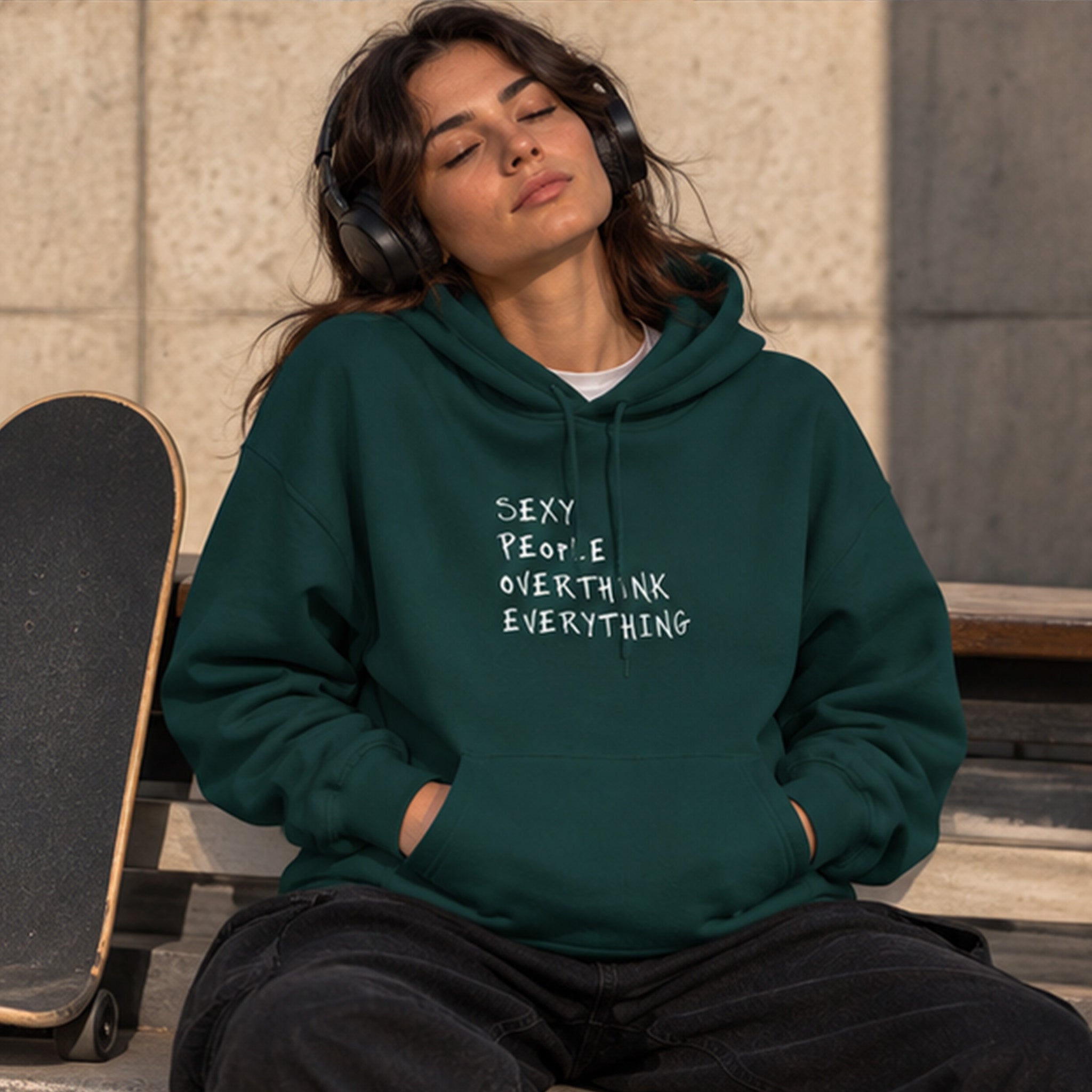 Sexy People Overthink Hoodie – Koyu Yeşil – model üzerinde ön görünüm