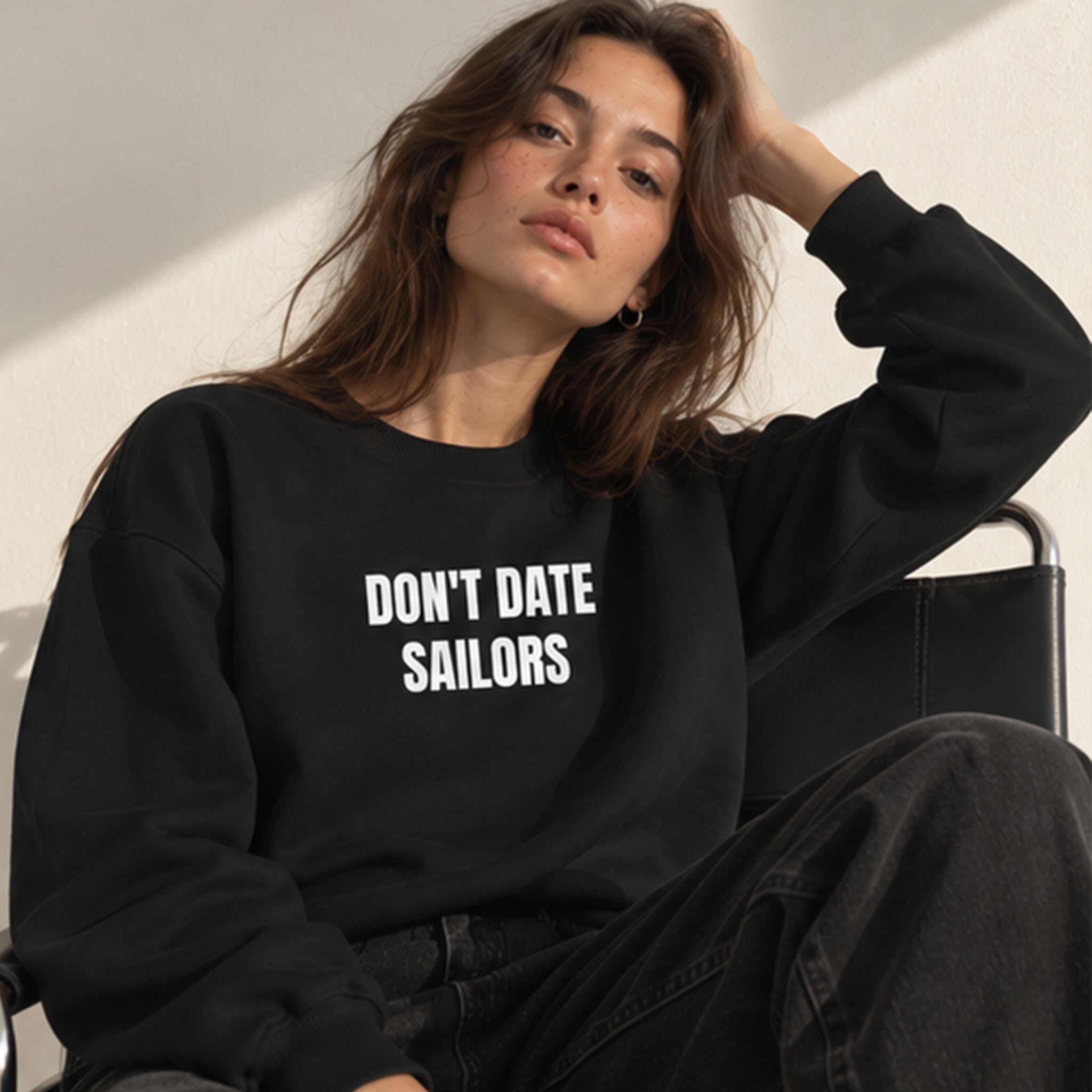 Sailor Oversize Sweatshirt – Siyah – model üzerinde ön görünüm