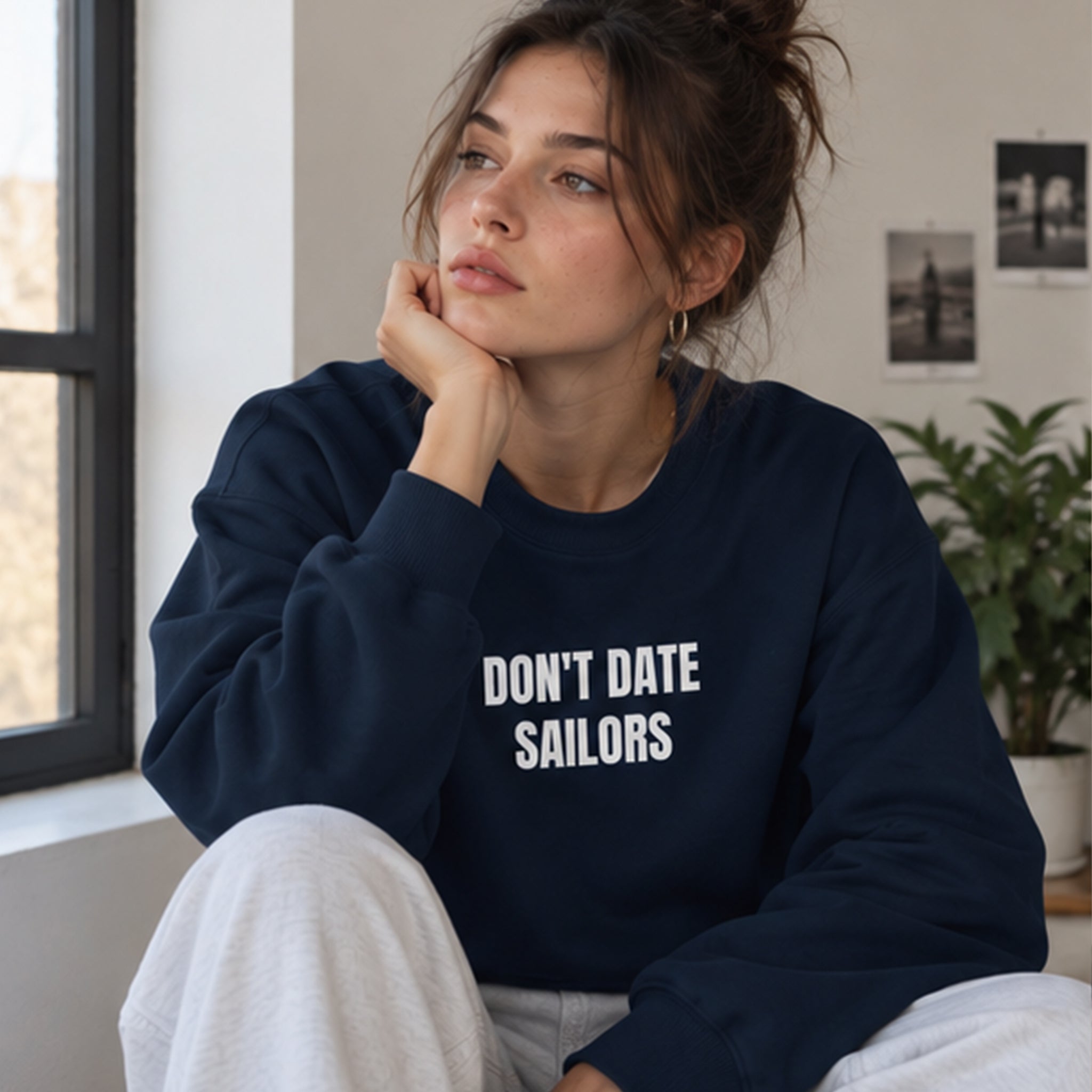 Sailor Oversize Sweatshirt – Lacivert – model üzerinde ön görünüm