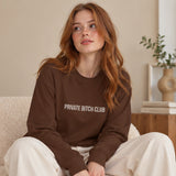 Private Bitch Club Oversize Sweatshirt – Kahverengi – model üzerinde ön görünüm