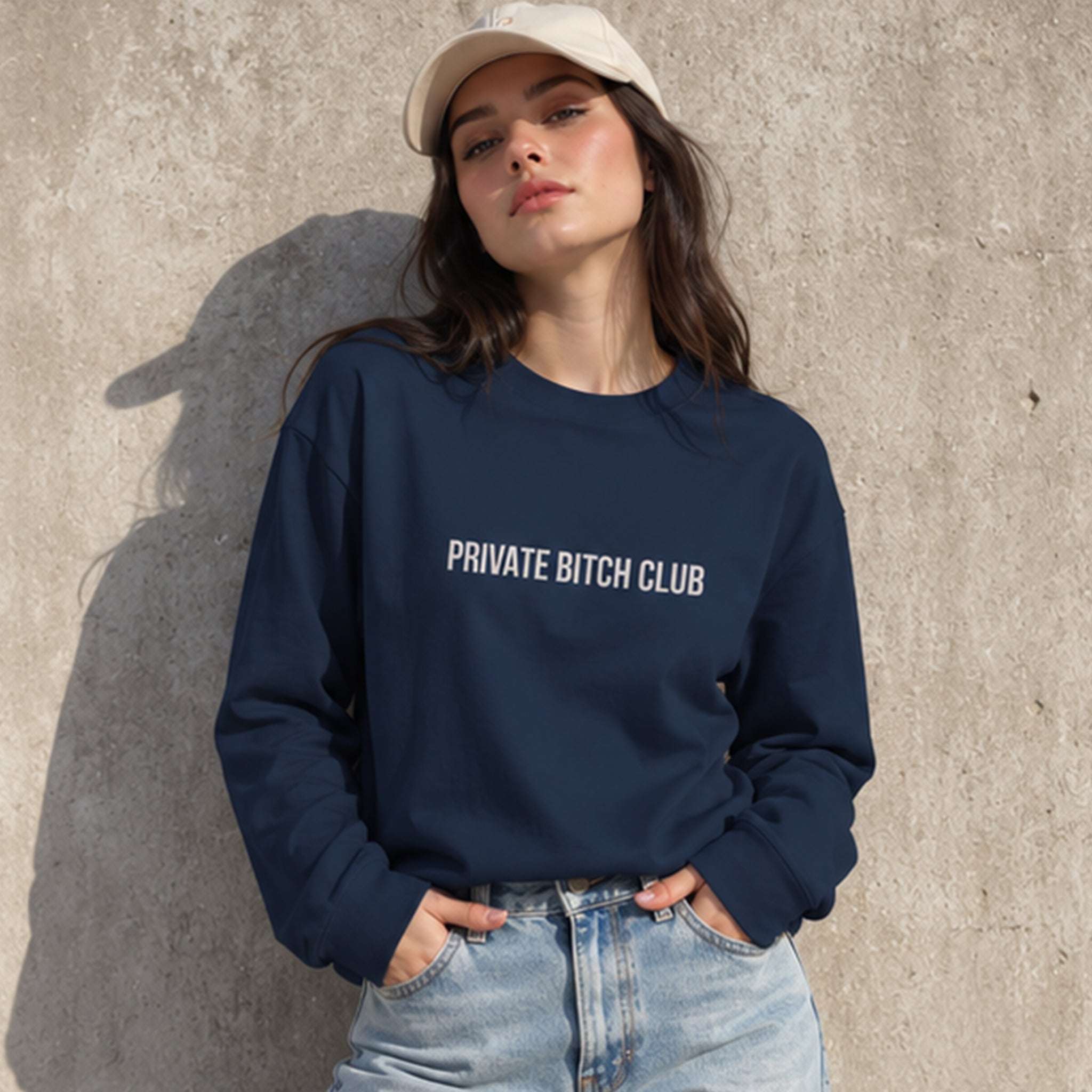 Private Bitch Club Oversize Sweatshirt – Lacivert – model üzerinde ön görünüm