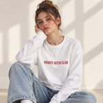 Private Bitch Club Oversize Sweatshirt – Beyaz – model üzerinde ön görünüm