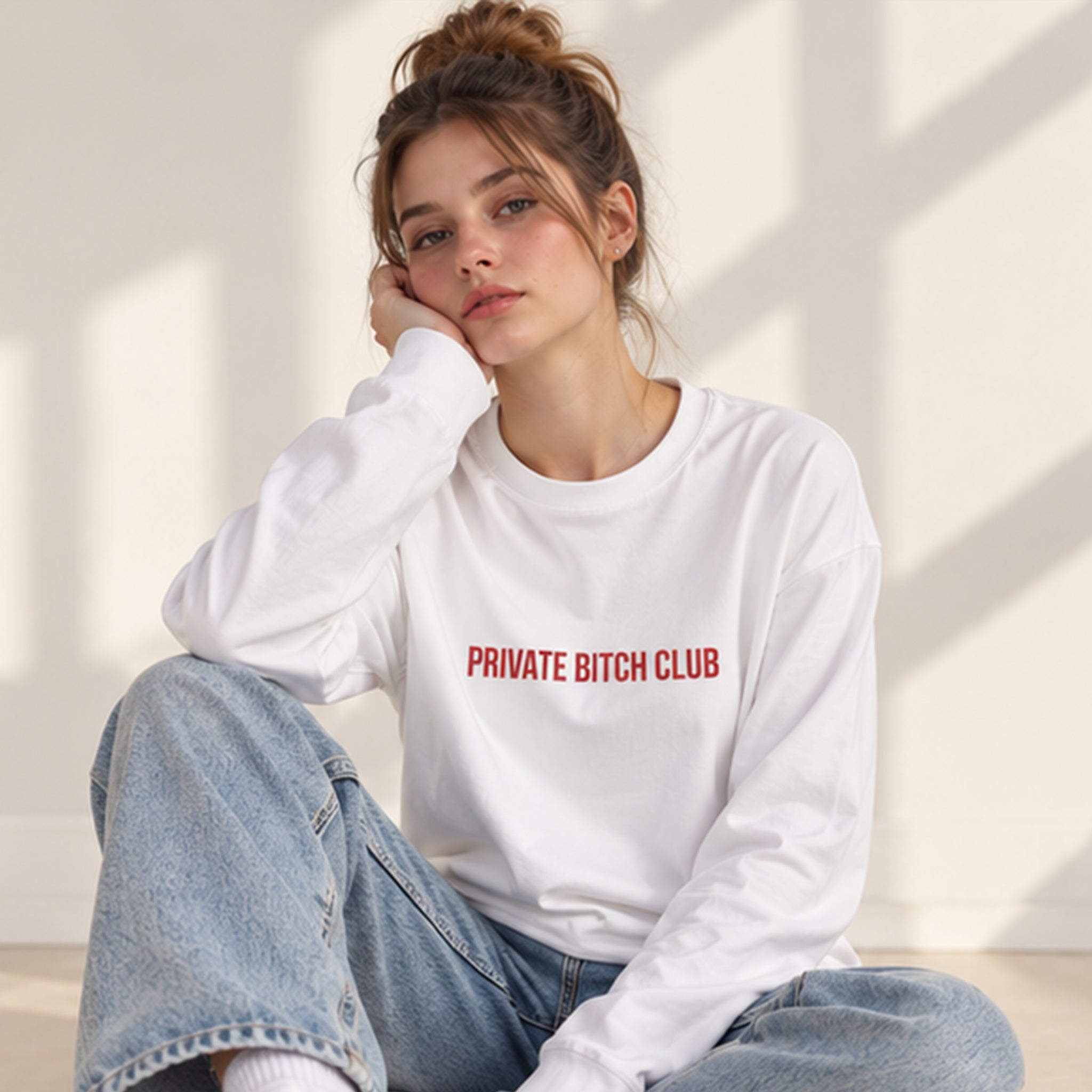 Private Bitch Club Oversize Sweatshirt – Beyaz – model üzerinde ön görünüm