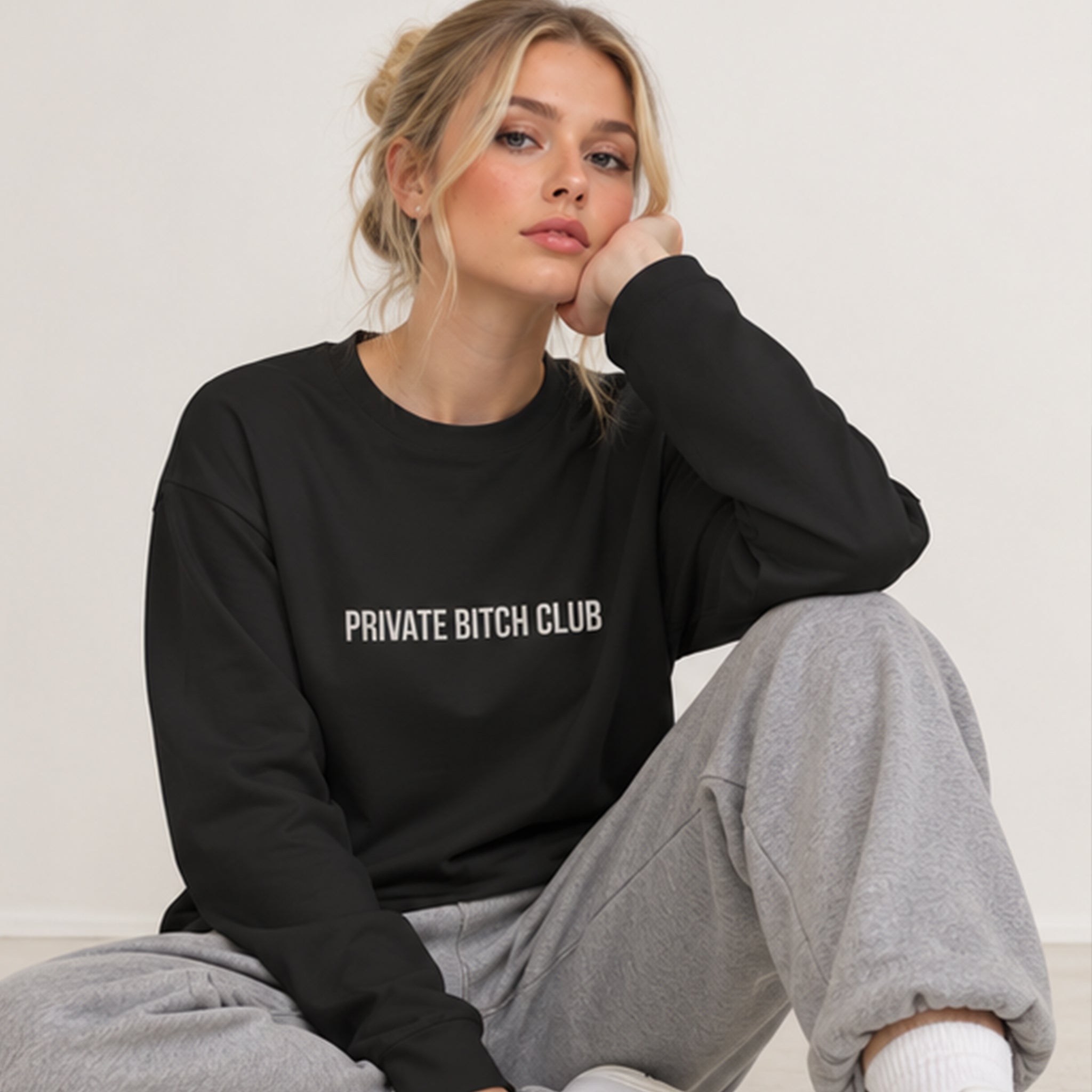 Private Bitch Club Oversize Sweatshirt – Siyah – model üzerinde ön görünüm
