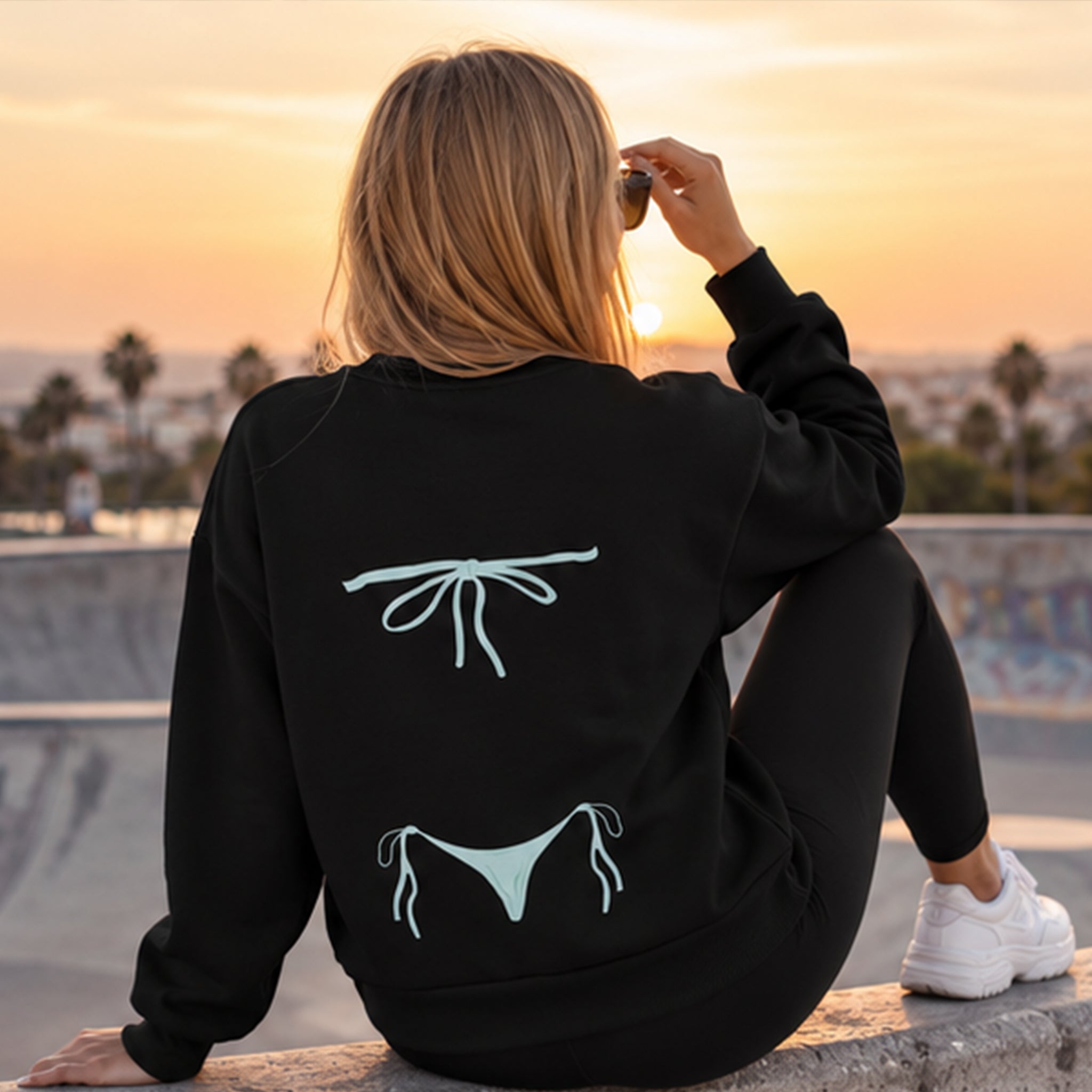 Blue Bikini Oversize Sweatshirt – Siyah – model üzerinde arka görünüm